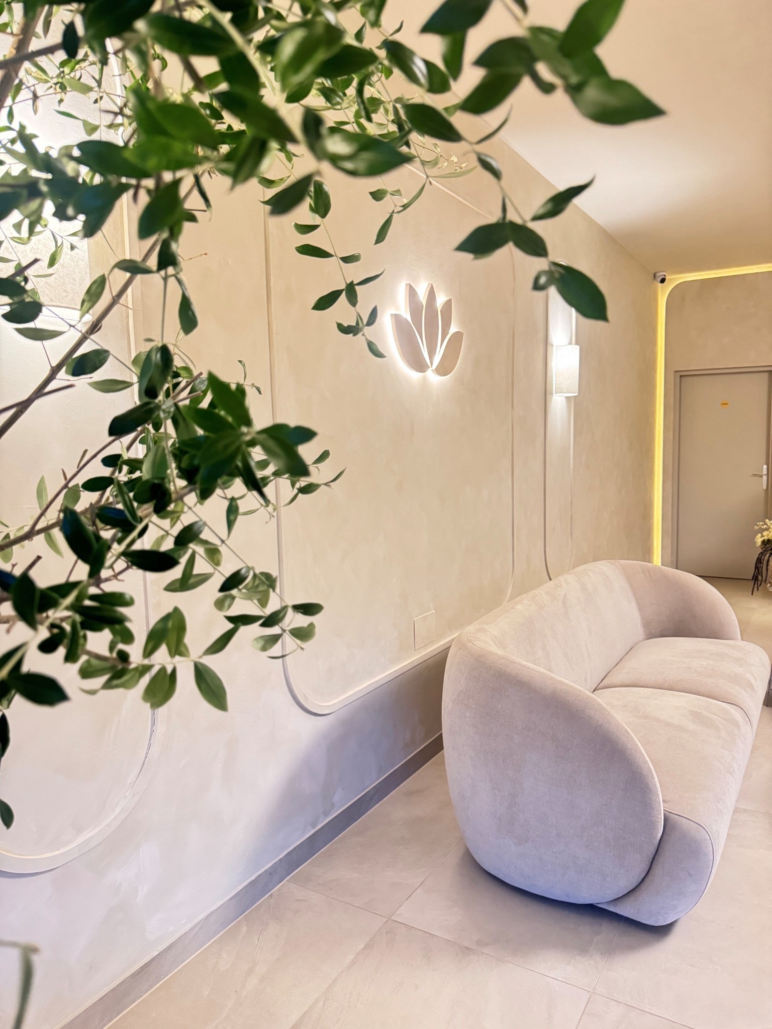 Lounge mit Olivenzweigen und beleuchtetem Lotus