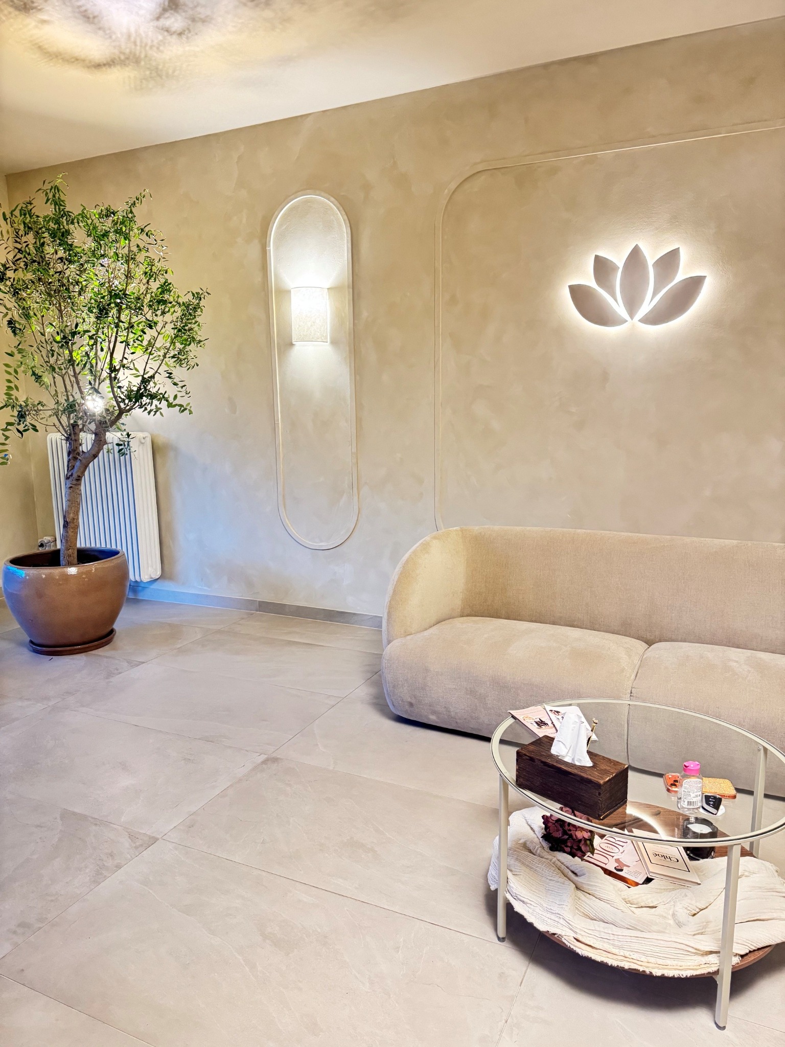 Helle Lounge mit Sofa und Glastisch