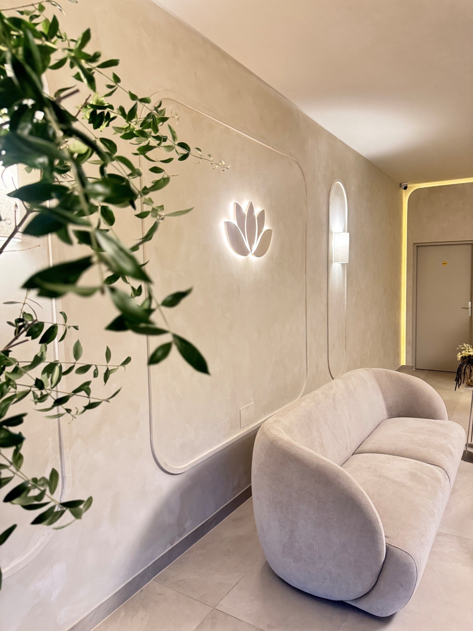 Sofa und beleuchtetes Lotus-Logo