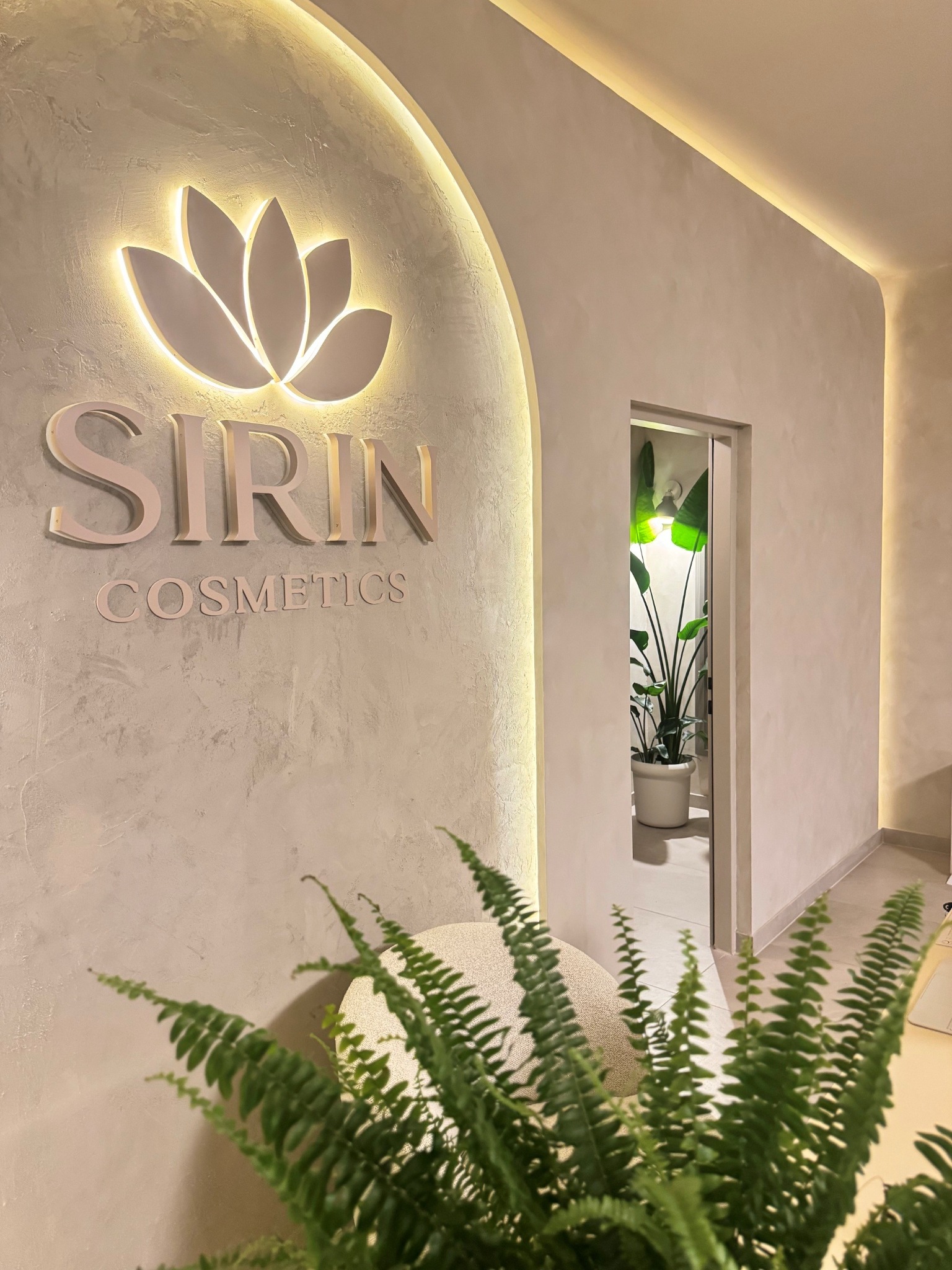 SIRIN COSMETICS Schriftzug im Empfang